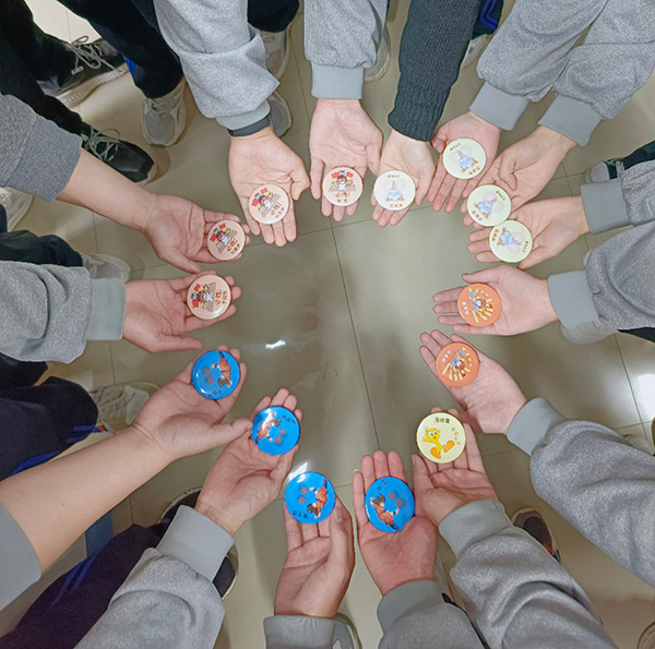 學校為考生定制的勵志徽章.jpg